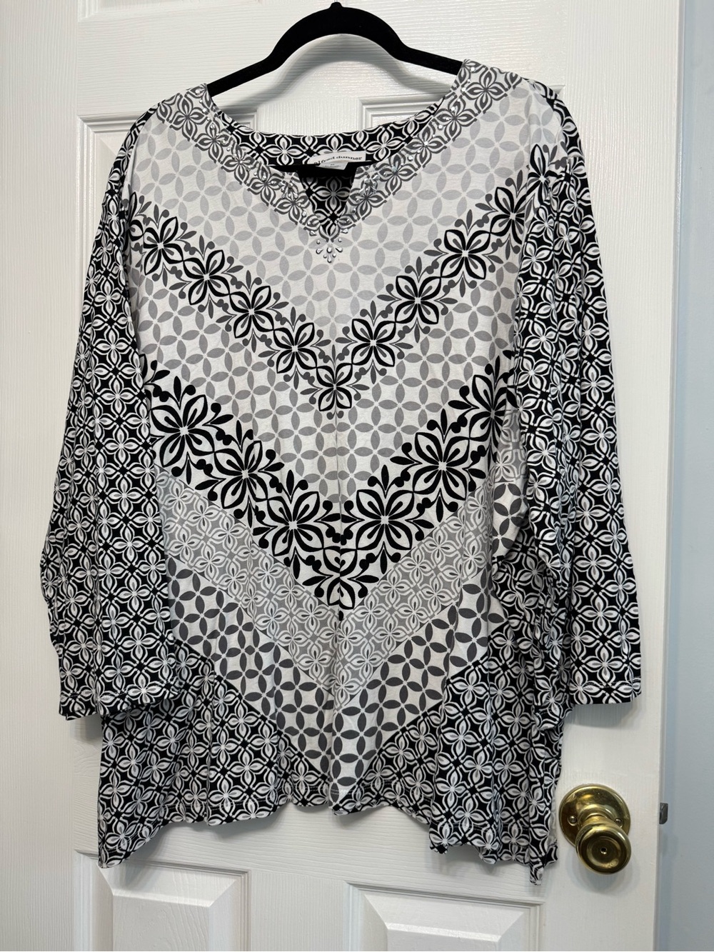 Alfred Dunner Black & White Geometric Floral Tunic
